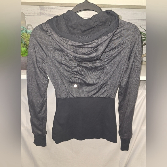 Lululemon Reversible Dance Studio Jacket, Size 6 - Picture 7 of 8